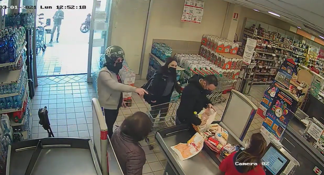 Rapina a Grumo Nevano. Pistola in faccia ai cassieri davanti a clienti e bambini Rapina a Grumo Nevano. Pistola in faccia ai cassieri davanti a clienti e bambini