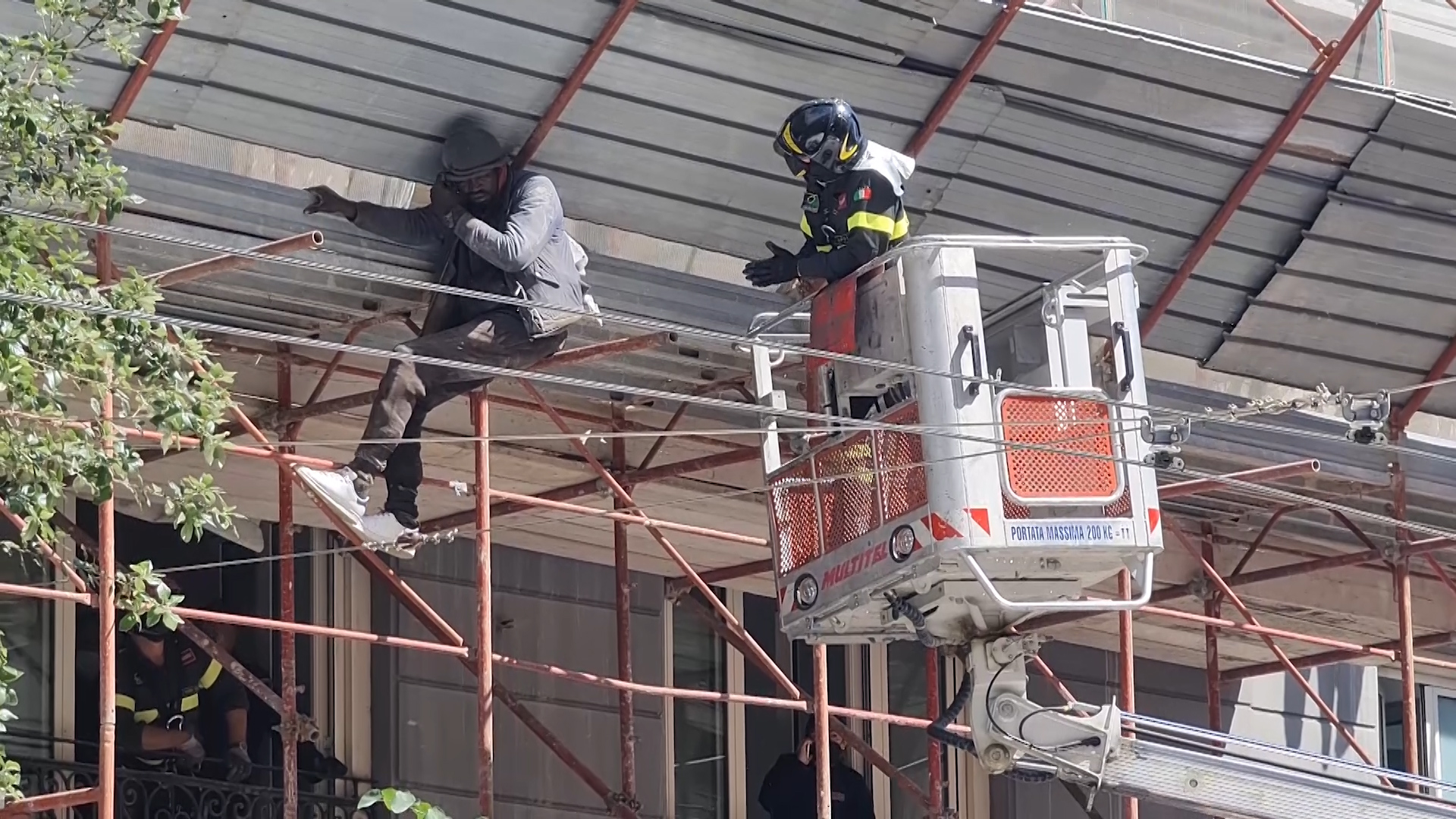 minaccia di lanciarsi