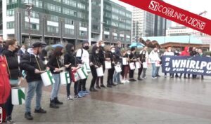 In attesa della sentenza, prevista per mercoledì, gli operai della Whirlpool hanno manifestato all'esterno del Tribunale di Napoli .