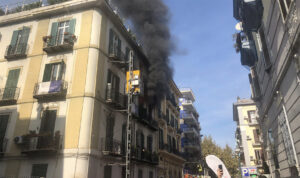 Un incendio in un appartamento paralizza le strade del Vomero. I pompieri stanno spegnendo le fiamme dall’esterno