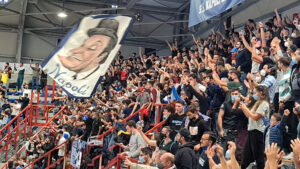 Il Napoli basket batte la Virtus Bologna al Palabarbuto. Un'impresa per la squadra di Sacripanti inattesa ma bellissima per i 2500 tifosi