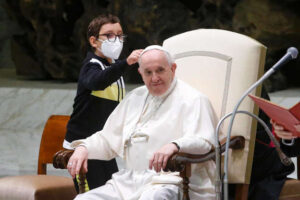 Un bambino ha eluso la sicurezza ed è salito sul palco raggiungendo Papa Francesco durante la tradizionale udienza del Mercoledì