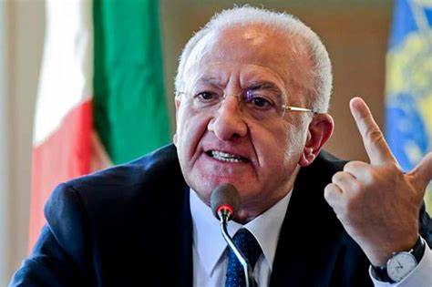 "Oggi ho ricevuto un messaggio che mi ha fatto arrabbiare. Mi dicevano che in una scuola di Qualiano ci sono 20 studenti e 7 docenti positivi