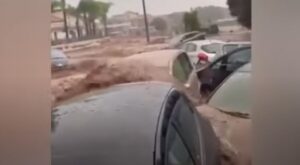 E' allerta rossa per il diluvio che in queste ore sta colpendo Calabria e Sicilia. Previste ancora diverse ore di intenso maltempo