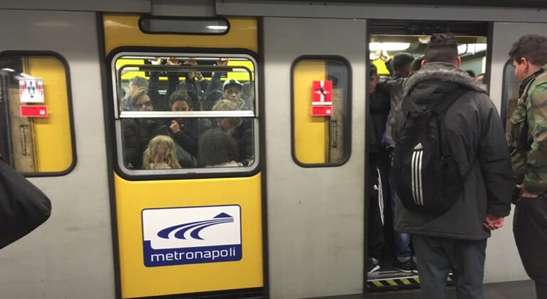 Ancora caos nella linea 1 della Metropolitana di #Napoli. Dopo lo stop di pochi giorni fa, stamane i disagi sono stati provocati dal guasto