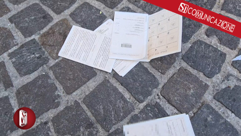 Tessere elettorali nei rifiuti