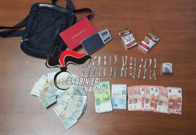 I carabinieri della stazione di Varcaturo hanno arrestato per detenzione di droga a fini di spaccio Maria Bove, 37enne di Giugliano già nota