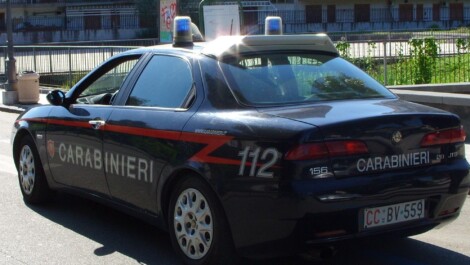 Minaccia il suicidio, sotto l'effetto di stupefacenti, e poi aggredisce i carabinieri intervenuti su segnalazione della famiglia