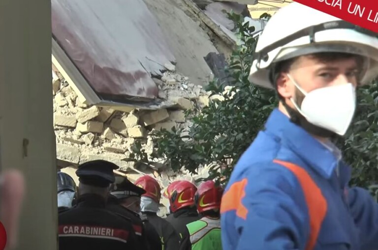 Una palazzina è crollata in via Napoli a Cancello Scalo, frazione del comune di San Felice a Cancello, nel Casertano. Sul posto sono a lavoro