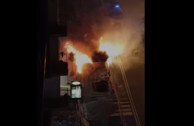 Per fortuna non ci sono state gravi conseguenze, ma stanotte si è sfiorata la tragedia in via Cilea dove un furgone ha preso fuoco