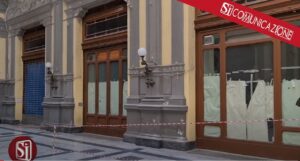 La Galleria Principe è piena di bambini, tutti lì per una festa, quando delle grosse pietre cominciano a cadere da un cornicione