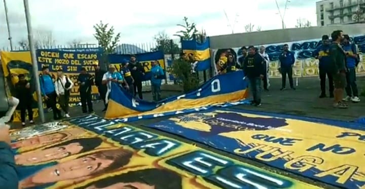 Partiti dalla stazione centrale di piazza Garibaldi hanno raggiunto, a suon di cori e canti, il centro storico della città