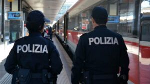 Gli agenti del Compartimento Polizia ferroviaria per la Campania, nell’ambito dei servizi di vigilanza predisposti in stazione