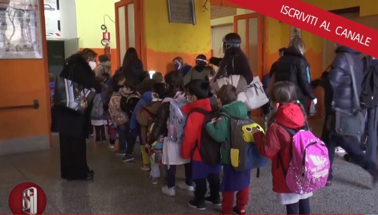 Continua a girare il virus, e lo fa soprattutto nelle scuole. Nel bollettino dell'Asl Napoli 1 diretta da Ciro Verdoliva ci sono state 129