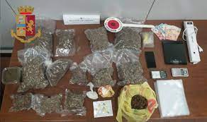 Operazioni antidroga della Polizia di Stato. Ieri pomeriggio gli agenti del Commissariato San Carlo-Arena, durante il servizio di controllo