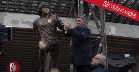 La pioggia non ha fermato la festa allo stadio Maradona dove è stato tolto il velo alla statua realizzata dal maestro Domenico Sepe
