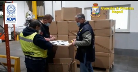 Ufficiali di PT e PG dell’ADM - Ufficio delle Dogane di #Napoli 1 e i finanzieri del II Gruppo della Guardia di Finanza di Napoli