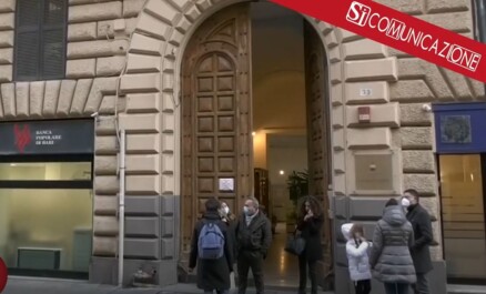 Non è possibile. Davvero ora abbiamo un problema. Hanno rubato di nuovo l’albero di Natale dal palazzo del Consiglio Comuna