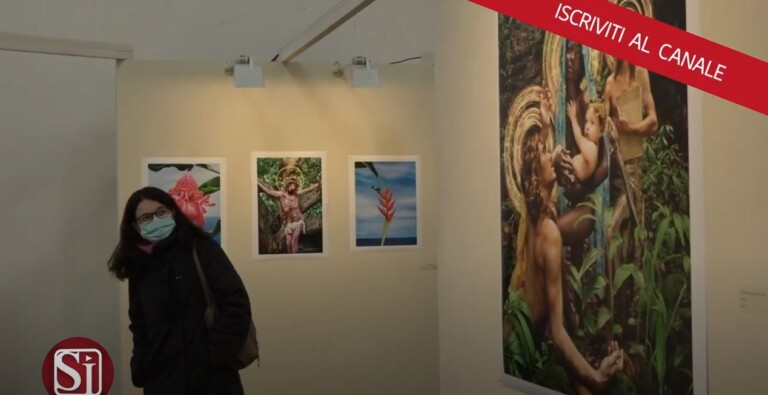 È tra i più visionari fotografi al mondo. David LaChapelle mette in scena un mondo a tinte forti con scene in stile pop che raccontano