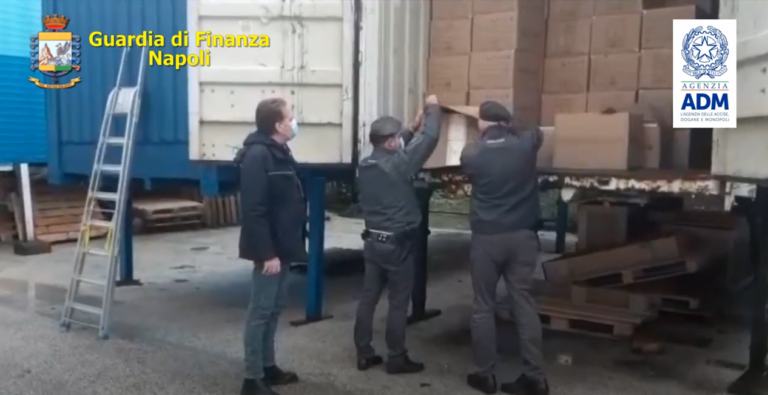 Il Comando Provinciale della Guardia di Finanza e ufficiali di PT e PG dell’ADM di Napoli hanno intercettato, all’interno del porto