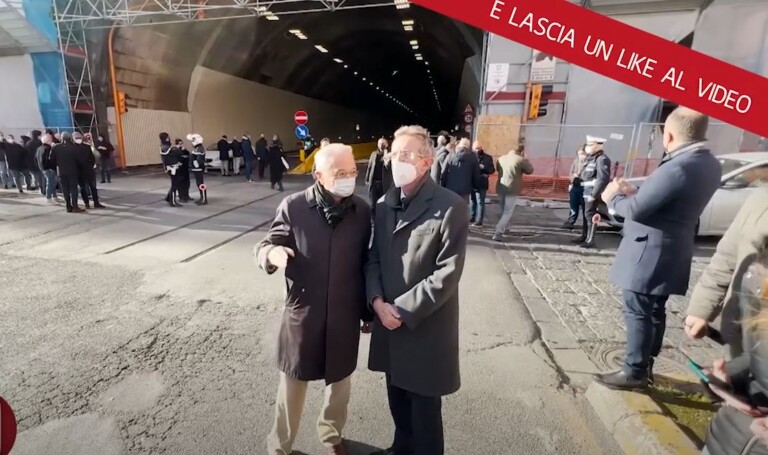 Sono le 9.50 di domenica 19 dicembre quando le prime auto ricominciano ad attraversare la Galleria Vittoria. Sono passati 15 mesi dal giorno