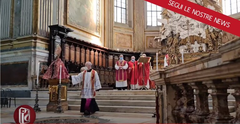 Attesa nel Duomo di Napoli per il prodigio della liquefazione del sangue di San Gennaro, santo patrono della città. Quando alle