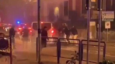 Violenti scontri nel centro di Torre del Greco. Il bilancio è di 2 tifosi arrestati e 7 poliziotti feriti dopo il match Turris-Taranto di Lega Pro