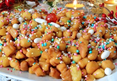 A #Napoli non è Natale senza struffoli. Un dolce di tradizione tramandato e preparato a casa, spesso con l'aiuto dei bambini