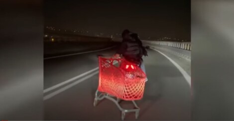 Prendono il carrello della spesa da un supermercato e lo trascinano in strada con lo scooter, è accaduto a Quarto. Il video è diventato