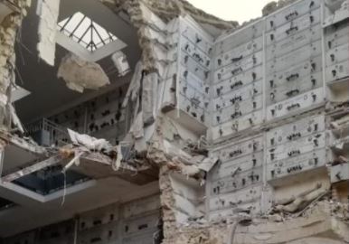 E' crollato nella notte un edificio di tre piani nell'area del cimitero di Poggioreale. Circa 200 i loculi danneggiati nel cedimento