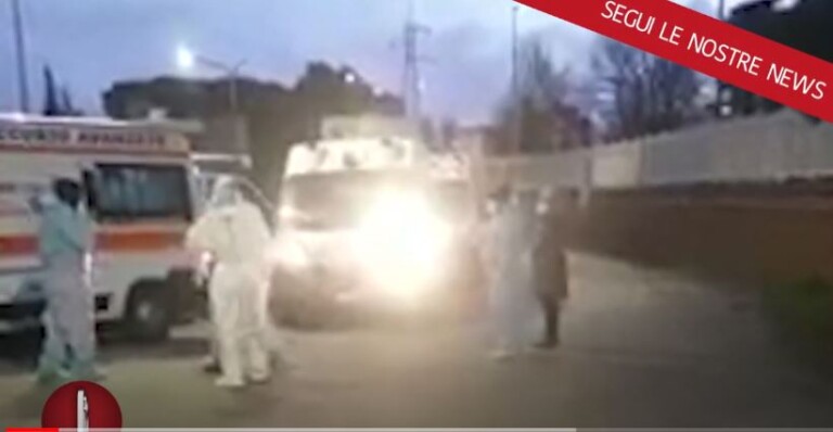 Lunghe code di ambulanze davanti al Cotugno, con a bordo i pazienti Covid. Sembra di essere tornati allo scorso anno al picco dell’emergenz