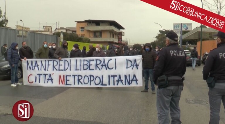 Mattina di proteste ad Arzano con un blocco stradale da parte dei lavoratori della Ctp, l'azienda dei bus della provincia di Napoli