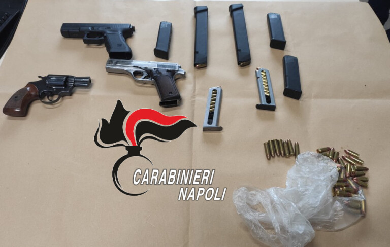 Scoperta sconcertante a Frattaminore. Armi, munizioni e una bomba, nascoste in Via Iannucci. A scoprire l’arsenale i carabinieri