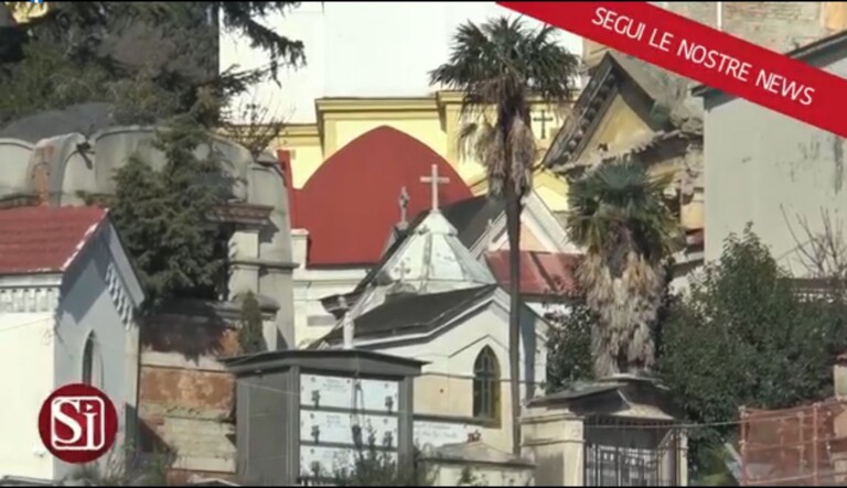 In molti sono ancora alla ricerca di risposte, di capire se davvero la lapide del proprio caro è venuta giù nel crollo avvenuto