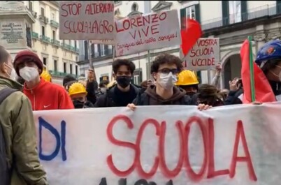 Tensione in piazza dei Martiri durante la manifestazione studentesca per ricordare il giovane Lorenzo, il 18enne di Udine morto durante