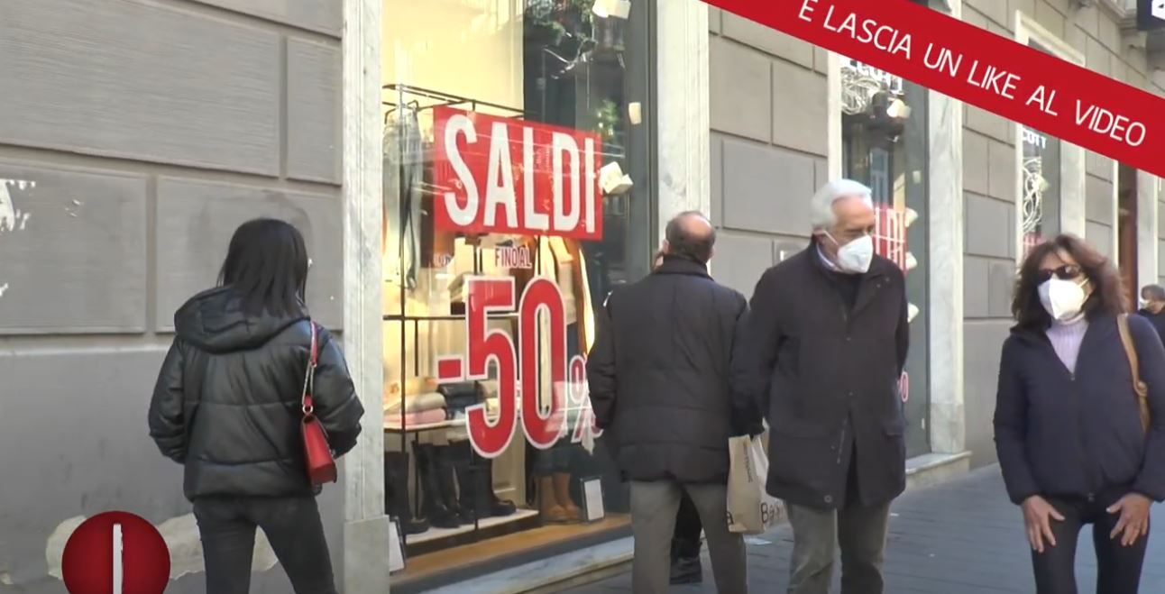 Doveva essere il Weekend di rilancio dell'economia, ma il covid condiziona la stagione dei saldi.