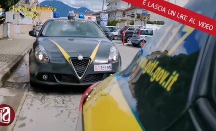 Contraffazione a #Napoli, due fabbriche scoperte: sequestrati più di 3.800 articoli. Le fabbriche del falso sono state scoperte dai finanzieri del comando provinciale di Napoli nel corso di distinti interventi.