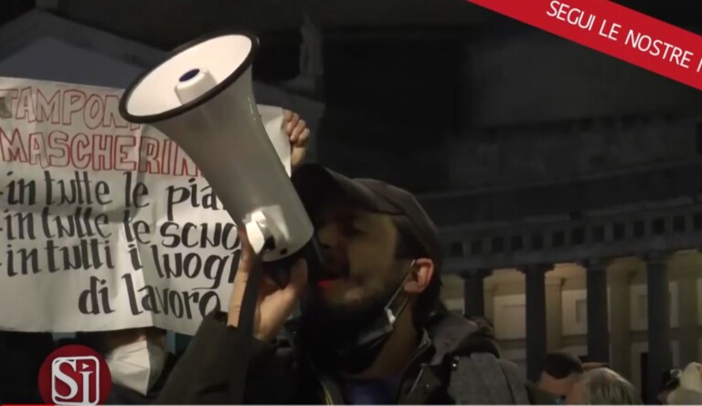 Centinaia di disoccupati si sono recati in protesta a Piazza del Plebiscito, davanti alla Prefettura di Napoli, per manifestare contro