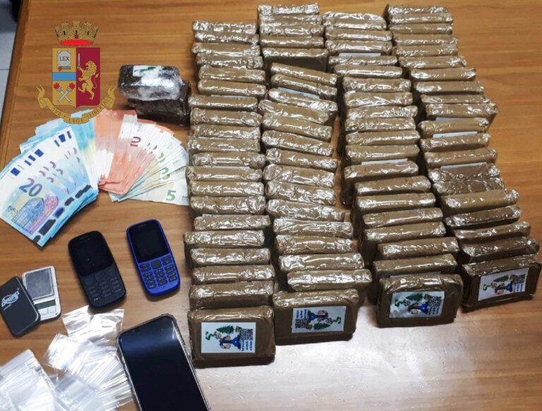 Gli agenti del Commissariato San Carlo Arena, durante un servizio di contrasto allo spaccio di sostanze stupefacenti