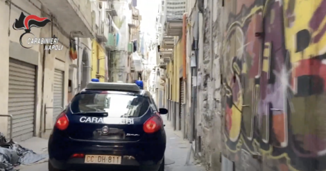 In quattro hanno lasciato almeno una traccia invisibile, su un’arma pericolosissima. Le indagini a Castellammare