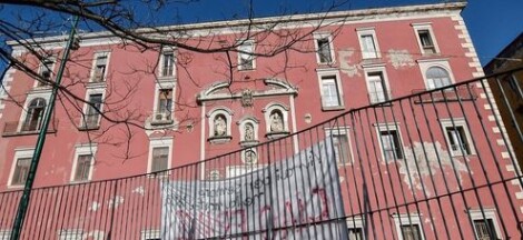 «Si fa qui la seconda dose?». E' la frase in codice da pronunciare entrando in un negozio nei pressi dell’ospedale San Gennaro