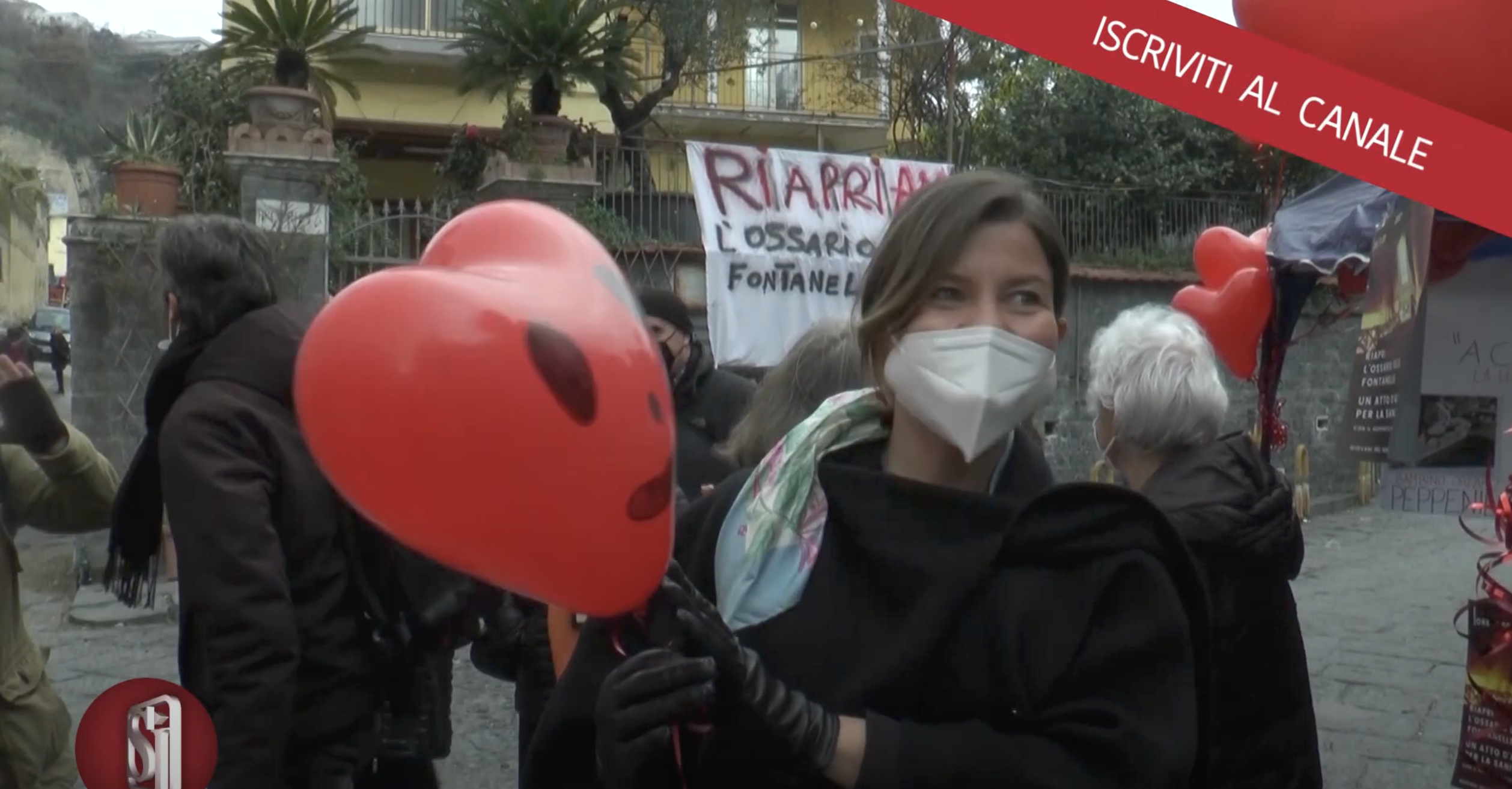 Sit-in a Napoli per riaprire il cimitero delle Fontanelle. Sono stati lanciati tantissimi palloncini a forma di cuore