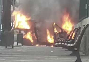 Una vettura è andata in fiamme davanti ai cancelli della scuola di Portici, Don Bosco. L'episodio è avvenuto in concomitanza