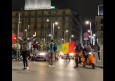 Nel cuore di Napoli si festeggia per la vittoria del Senegal. Tra la città partenopea e l'Africa negli ultimi tempi il legame si è anche