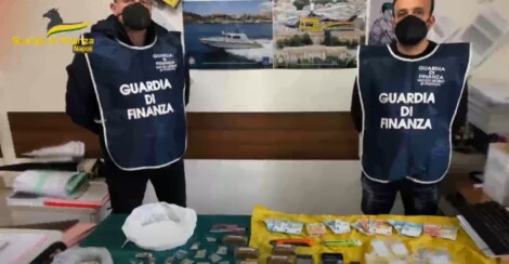 Il Comando Provinciale della Guardia di Finanza di Napoli ha arrestato due persone ritenute in flagranza del reato di detenzione