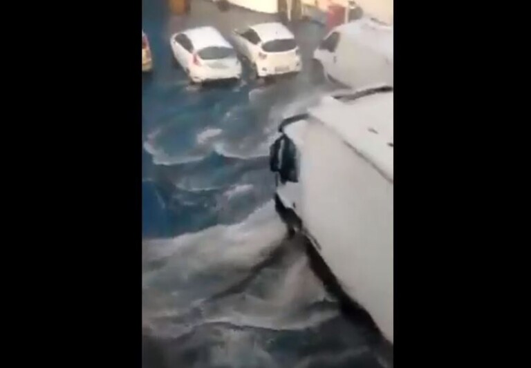 Nel Golfo di Napoli Il mare mosso ha creato disagi e ha rotto anche alcuni vetri provocando il panico tra i passeggeri