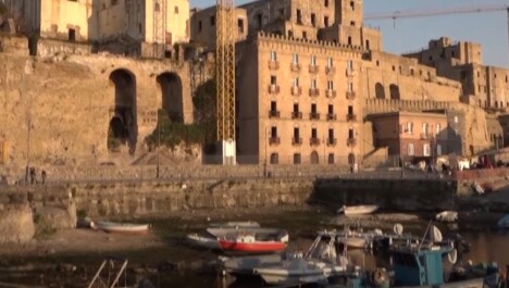 Vedere barche ormeggiate nel fango, invece che galleggianti a filo d’acqua, non è uno spettacolo inverosimile,
