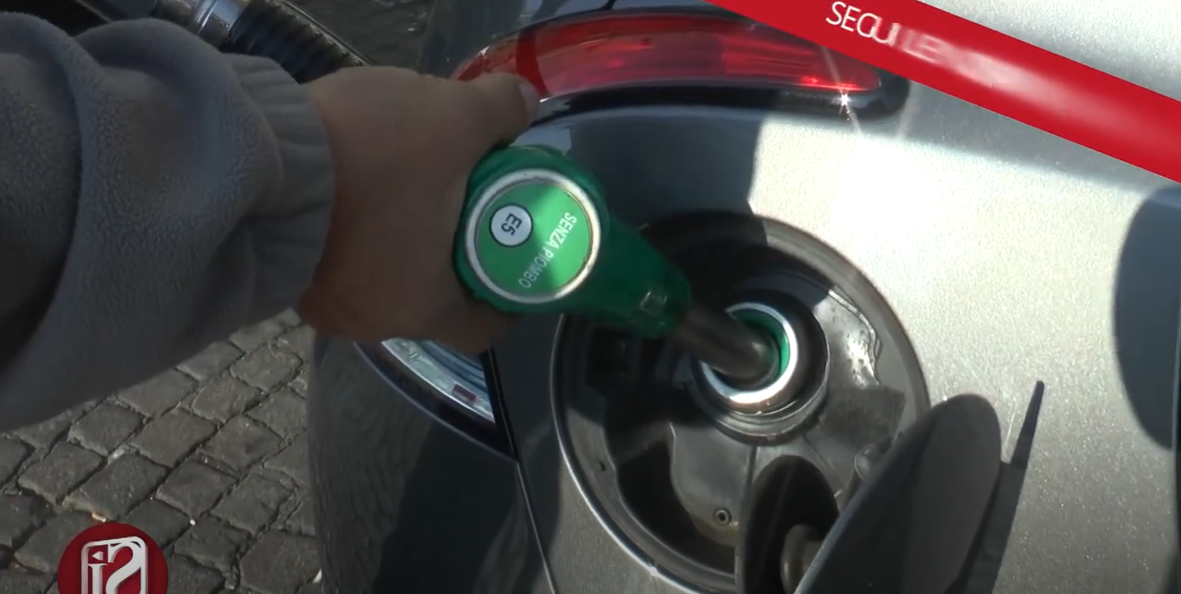 Dopo la recente impennata del costo del grano e i picchi delle bollette, alla fine è toccato anche alla benzina