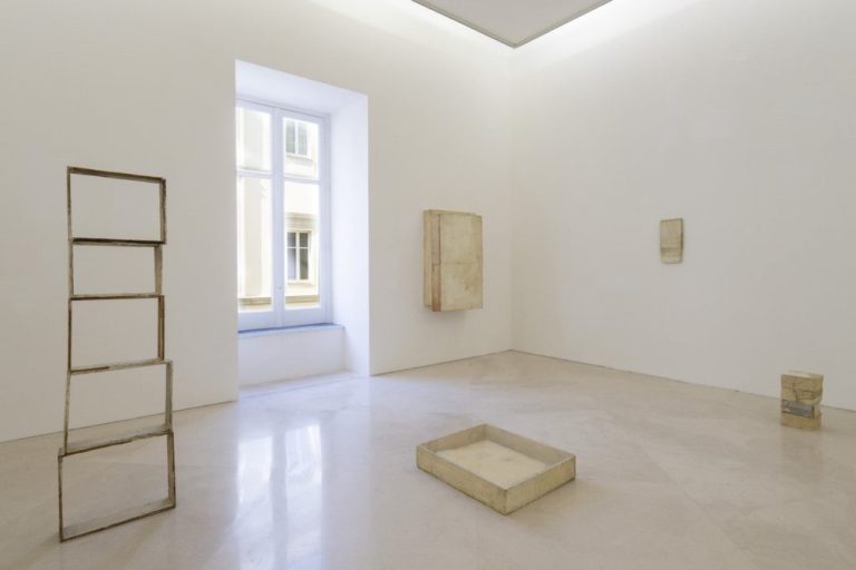 A tre anni dalla scomparsa il Museo Madre di #Napoli dedica la prima grande retrospettiva a Lawrence Carroll