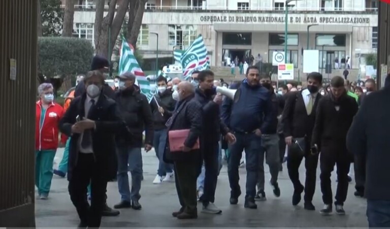Giù le mani dal salario dei dipendenti degli ospedali: questa, sostanzialmente, la richiesta portata in strada dai manifestanti